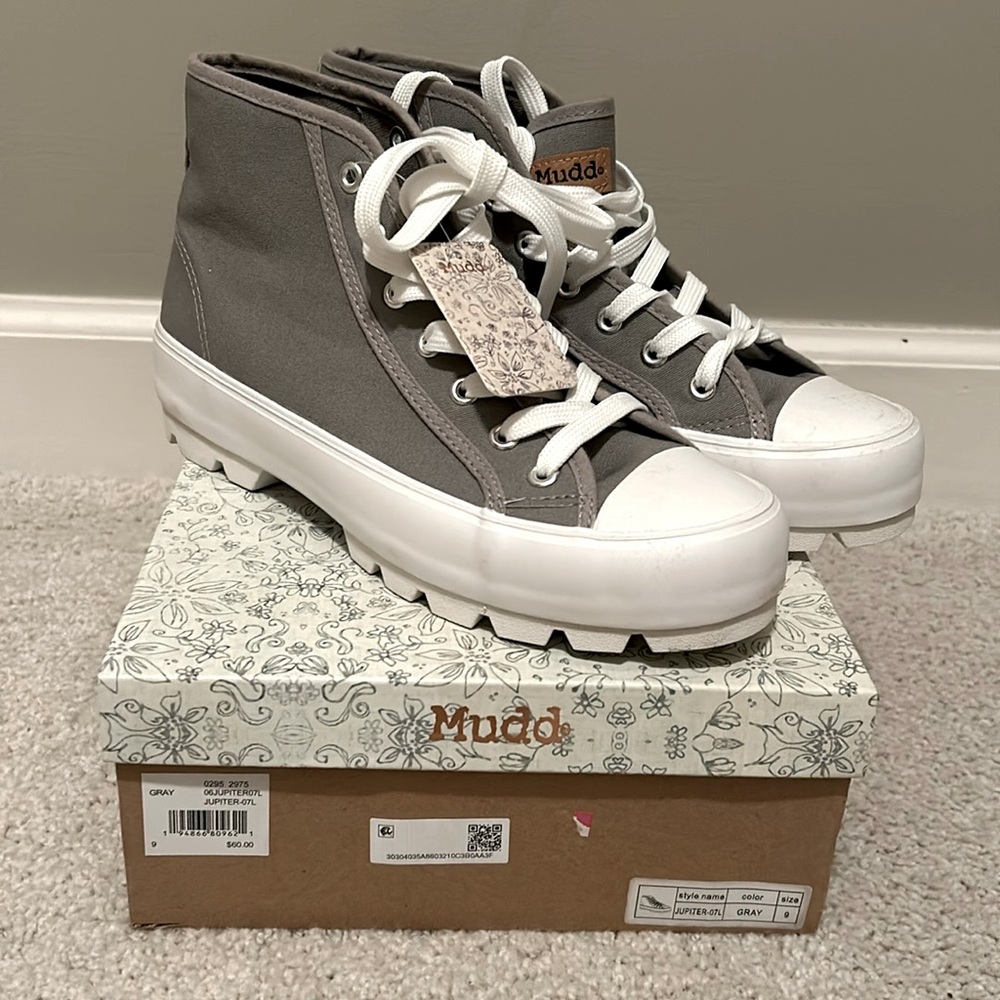 Grey sneakers by Mudd